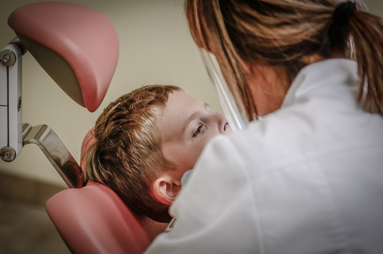 Dziecko u dentysty – kiedy czas na pierwszą wizytę?
