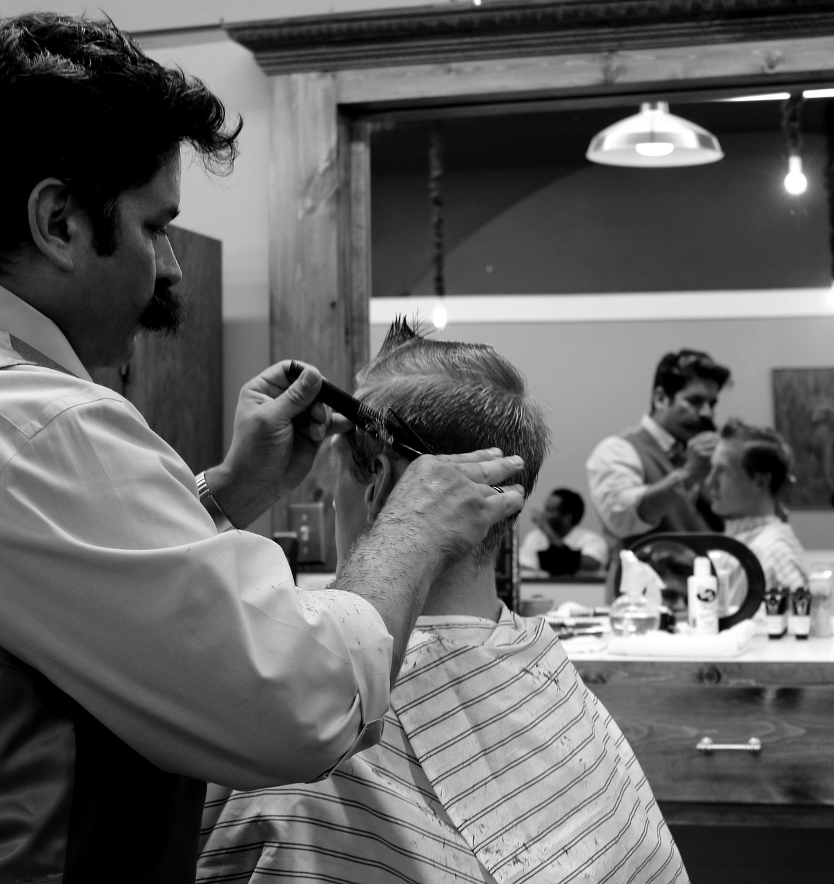 Akcesoria fryzjerskie: stoliki fryzjerskie, infrazony stojące i infrazony wiszące