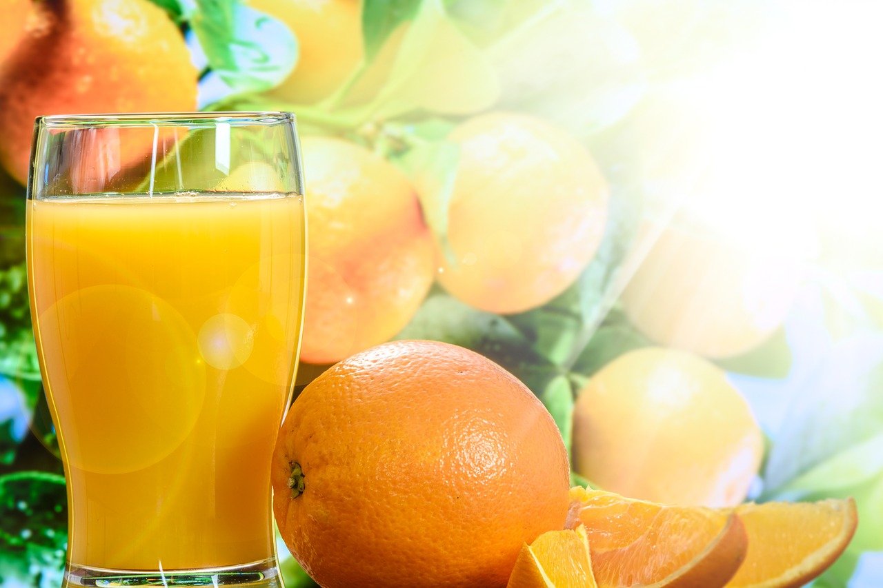 Pomarańczowo-żółte owoce i ich właściwości lecznicze.